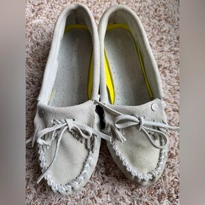 Minnetonka Moccasins for women'Kilty Plus' in light green size 8.5